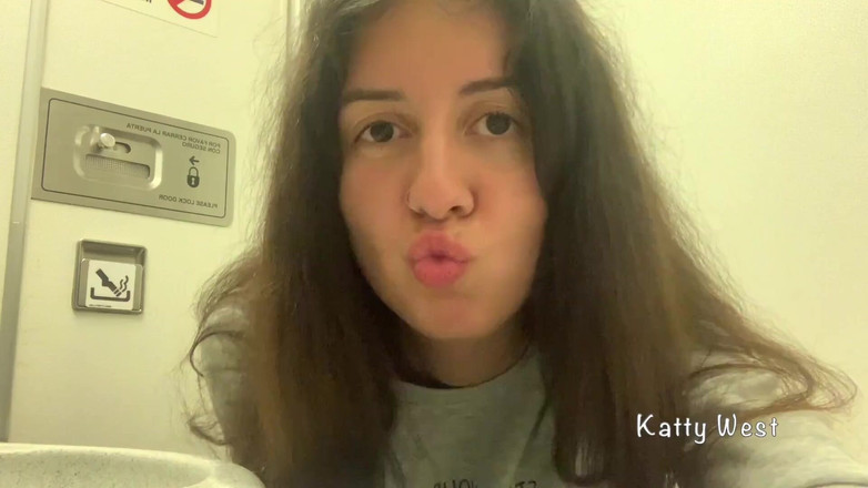 Katty West: Risicovolle masturbatie in het toilet van een vliegtuig. Bijna betrapt...