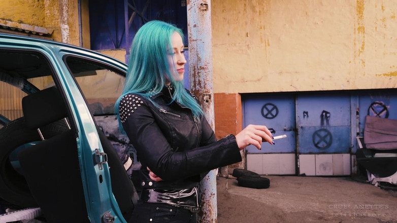 Cruel Anettes fetish world: Fumando en el patio de destrozando