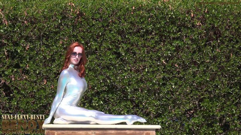 Flexilady: Elle se penche dans un costume en lycra argenté