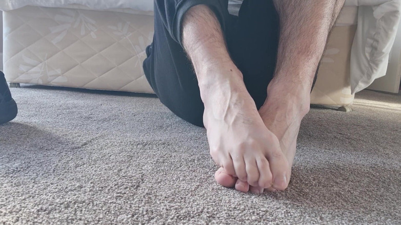 Solesforyoursoul: Piede maschio che stuzzica suole e dita dei piedi