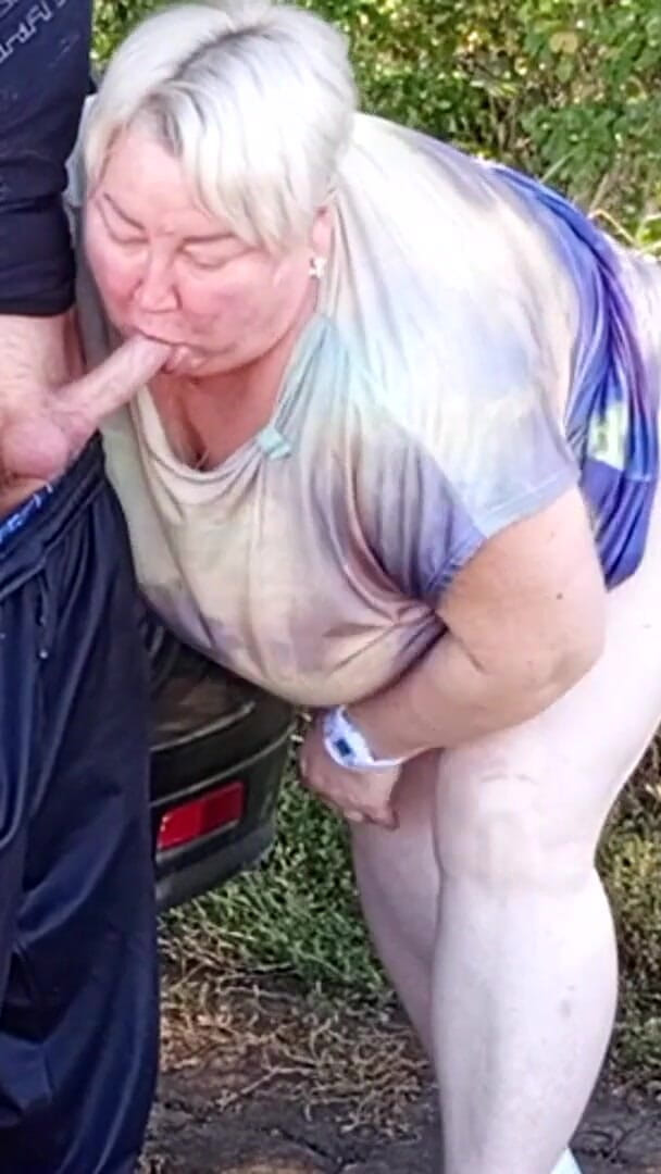 In un parco pubblico, mi scopo la mia matrigna nella sua figa a pecorina, poi nella sua bocca e vengo due volte in un minuto (dolce luglio) In a Public Park, I Fuck My Stepmom in Her Pussy Doggy Style, Then in Her Mouth and Cum Twice in a Minute (Sweet July)