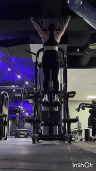 Anna se antrenează în sala de sport