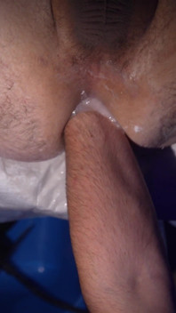 Hombre heterosexual mete el puño en mi agujero hambriento
