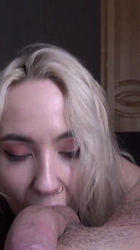 Bella Mur tóc nâu lắc tài sản của mình trong một điệu nhảy riêng tư