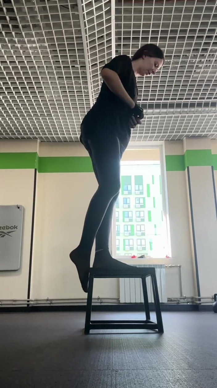 Skinny_lady69: Тренажерний зал в нейлонових шкарпетках