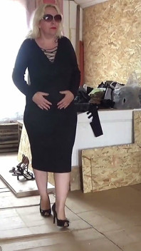 Büyük poposu olan seksi MILF elbiseleri denemek