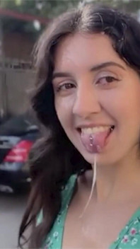 Teenie bukkake Cumwalk - 18 anni coperto di sborra a piedi 