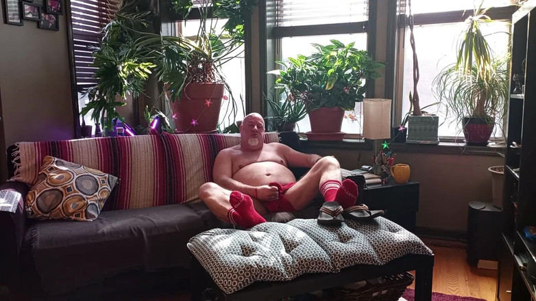 beardaddychub: Medvěd si to dělá na žabkách a jí mrdku