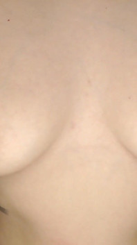 Milf rebotando agarrando apretón y gotas de tetas