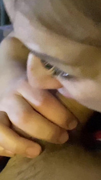 Si cantik suka nonton film dan nyepong kontol