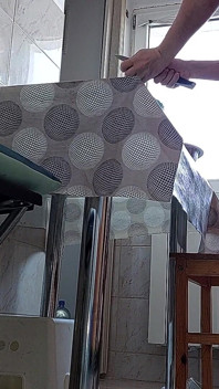Owłosiona brunetka cipka, duże cycki, zmysłowa owłosiona kobieta w kuchni. Seksowna mama, owłosiona cipka, Duży tyłek