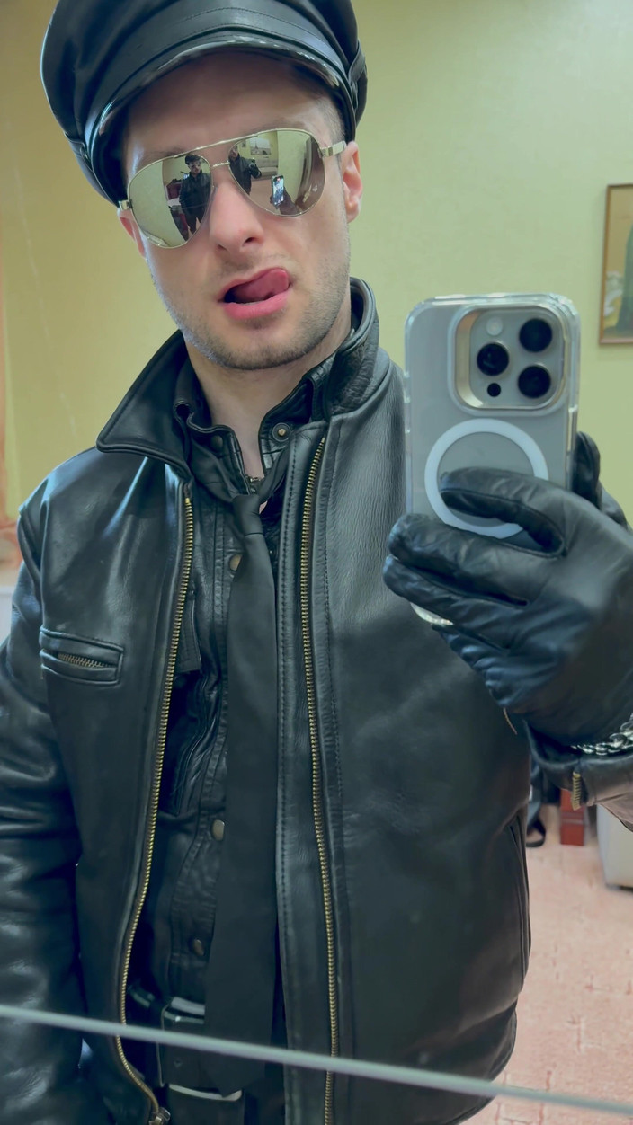 KinkySirius: Petugas polisi Kinkysirius dengan pakaian kulit lengkap mementaskan striptis di...