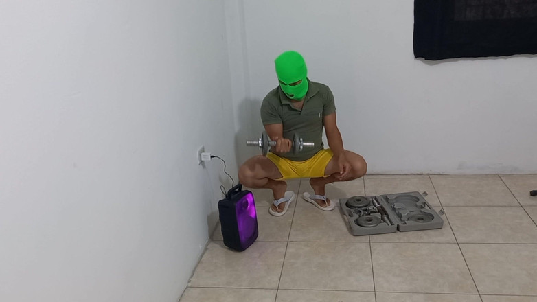 Martin13: Estaba haciendo actividad física y mi madrastra vino a seducirme...