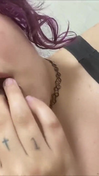 Er befiehlt ihr, sich selbst zu berühren, während sie macht, und dann ihre finger zu lecken