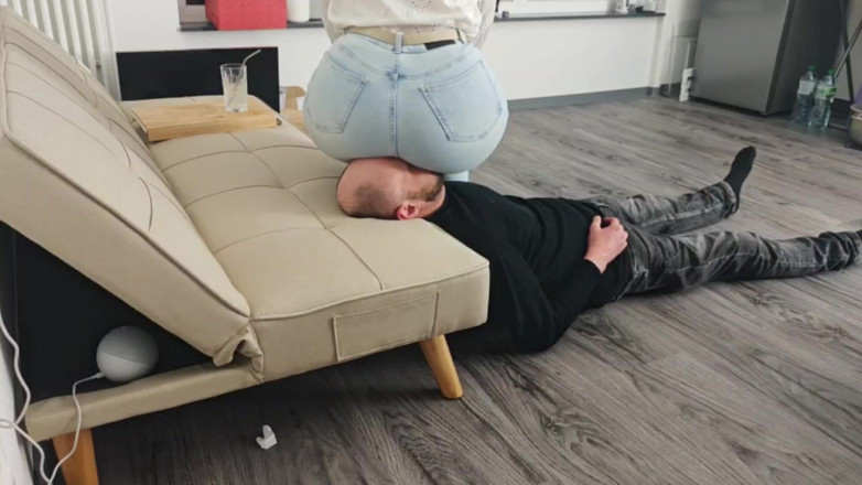 Lizzy Crush: Big Jeans Booty Facesitting - No Escape