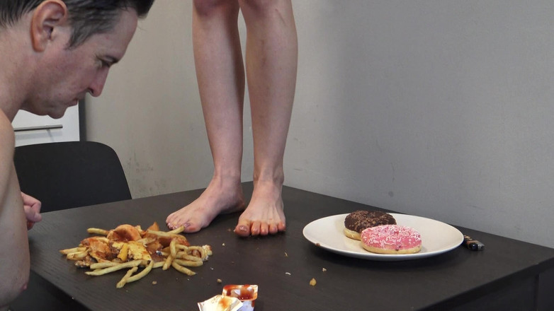 Femdom Austria: Fast food &amp; donat alimentazione con il piede!