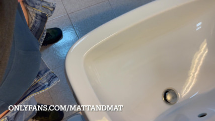 Matt_AP: Si ginger melancap di bilik air di tempat kerja