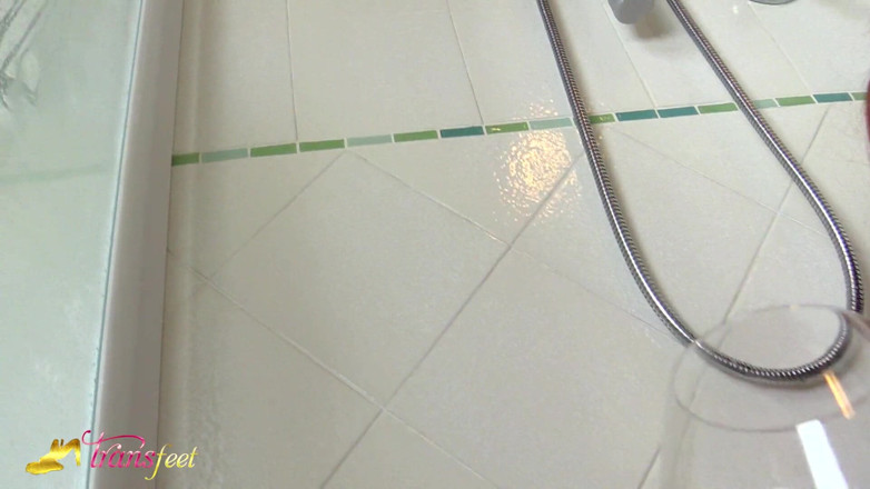 Trans and Cross-Dressers Feet: Red Colored Hair Tranny Pissing in the Glass