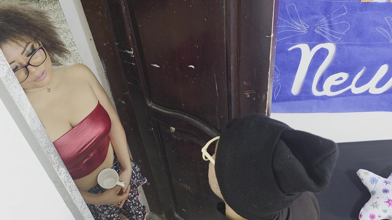 NEGRITA SEXY: 元旦の予期せぬ訪問!砂糖を狙っているけど、運動神経質の隣人と本当にヤりたいんだ!