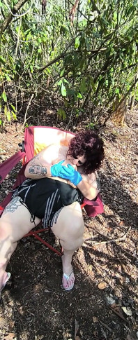 Handschuh liebe in ihrem blubber spielt mit ihrem handschuhliebhaber im wald und kommt wie freche hure sould