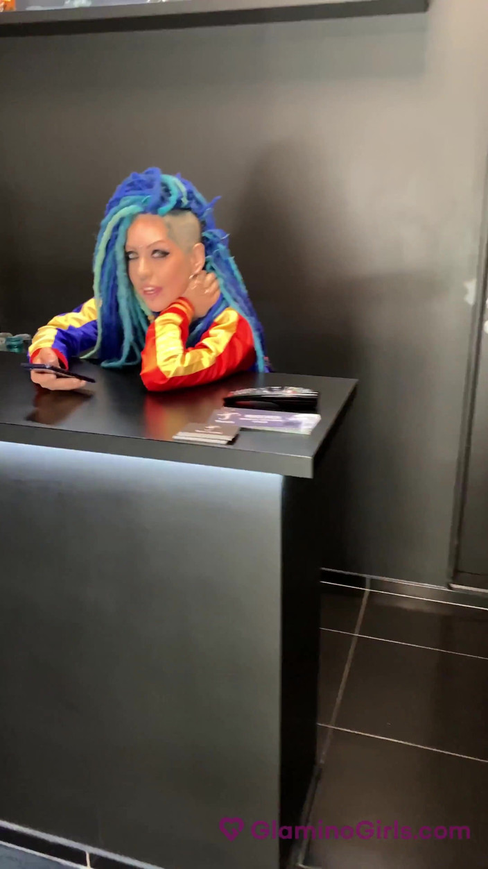 Glamino Girls: Fete Glamino 22 - Partea 1 sex rapid la toaletă