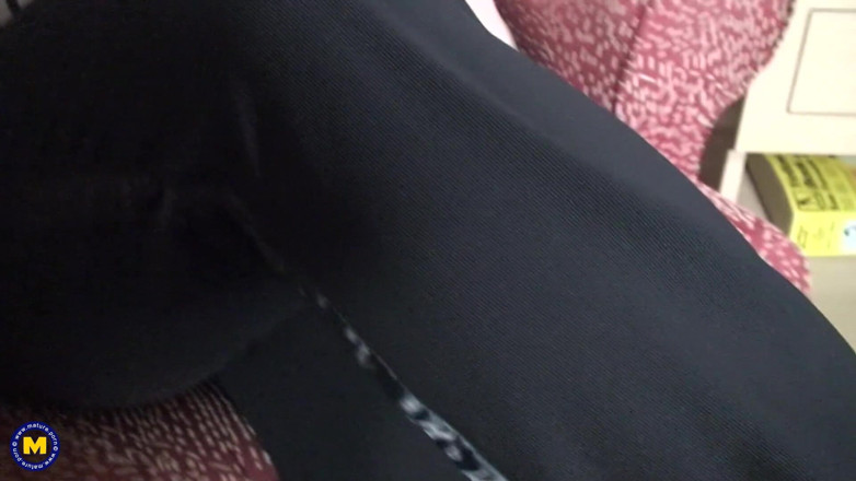 Mature NL: Grote stiefmoeder houdt van de vuist en een groot speeltje