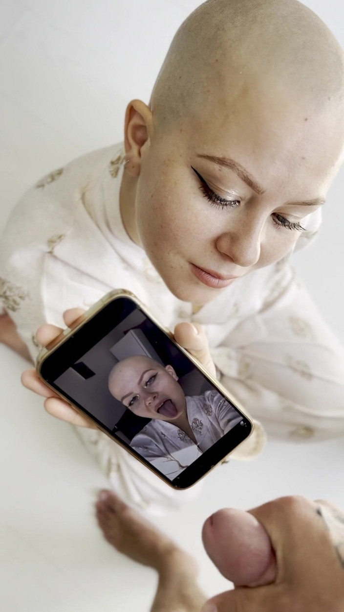 Vilu_and_Mi: Cumtribute kel kız sonra telefonunu temiziyor
