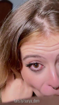 Sora vitregă blondă sexy adoră să facă oral adânc în gât și să fie degradată
