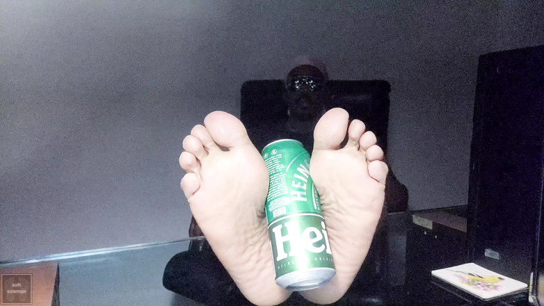 Soft Soleman: Siang malam, aku pamer kakiku di meja (2025)