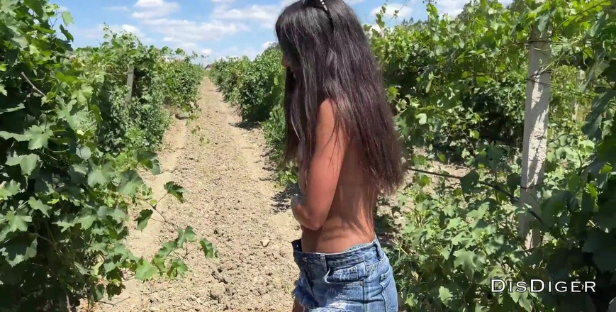 Dis Diger: एक बेशर्म लड़की को खेत में गांड में चोदते हुए पकड़ा और दंडित किया