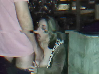 Hotwife succhia il mio cazzo in strada e la polizia ci cattura