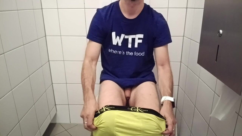 kickerscooter: 公衆トイレでのクイック:フェルトキルヒでの秘密のソロ