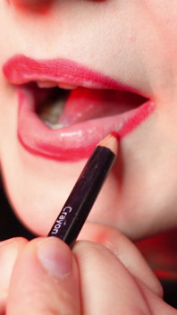 Fetish lipstik merah dan bulu
