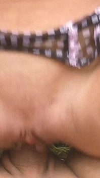 Adegan seks pecinta kontol besar - 2 cewek seksi rambut pirang dengan lingerie seksi dientot di taman sama tetangganya sendiri