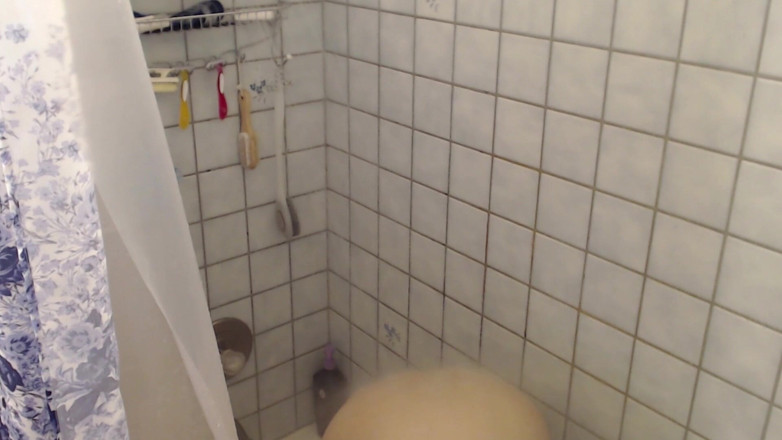 Brooke Casey: Shower Cam: Girlfriend in Parents Shower