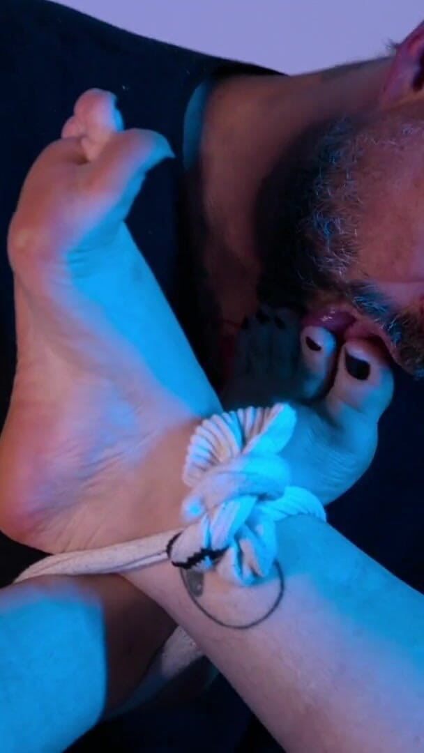 Evol Feet: ¿te Harías Duro Si Te Deja Azotar Los Pies?