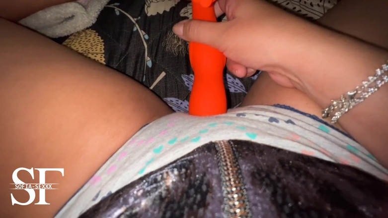 sofiasexxx: Pembe ve sulu amcıklı genç kız gece yarısı mastürbasyon yapıyor