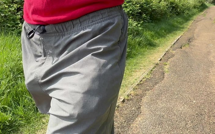 MrMagicDevil: È 26 gradi C. nei miei pantaloncini e Non indossando biancheria...