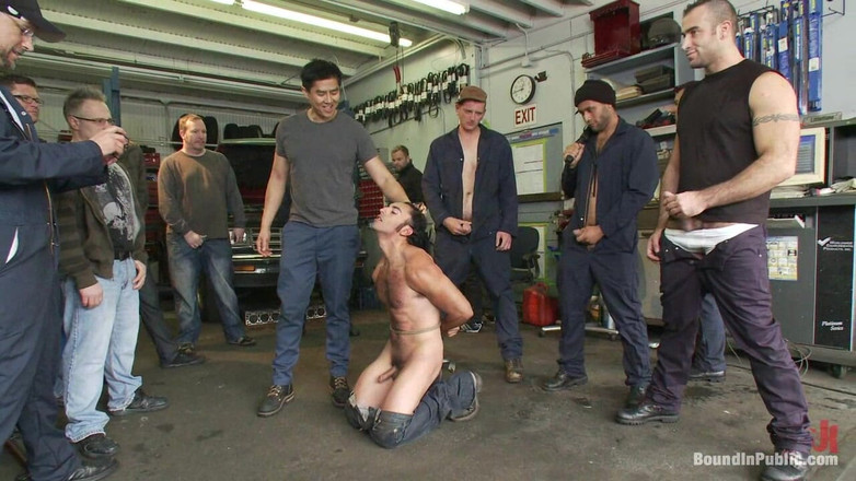 Bound in public: Carro prostituta