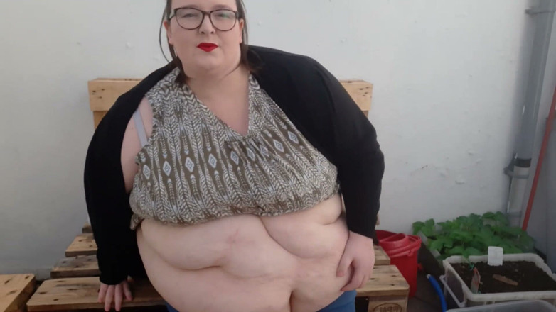 SSBBWLadyBrads: SSBBW tajná zahradní hra s břichem