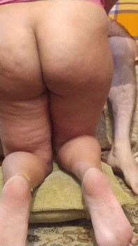 我的情人大屁股印度女友舔我的鸡巴并在她嘴里射精