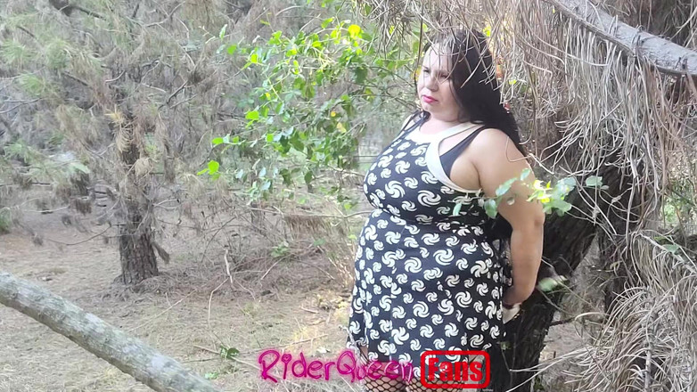Riderqueen BBW Step Mom Latina Ebony: Riderqueen в одиночестве, на улице, Видео для фанатов
