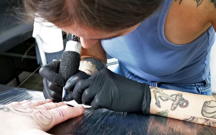 Ghomestory: Echte seks met een tatoeëerder! Ze neukt met klanten!