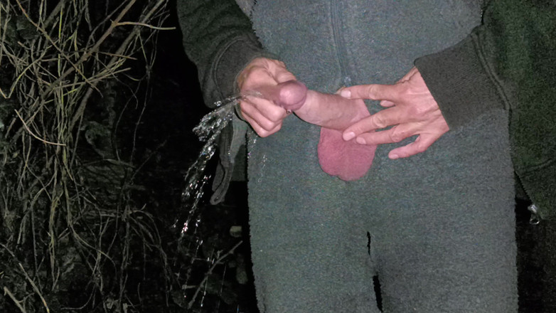 Rockardglans: Büyük sünnetsiz yarak işiyor mastürbasyon yapıyor ve ormanda tulum giyiyor,...