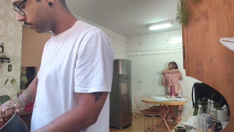 Carmona's films: Bulaşıkları yıkarken aldatılmış kişinin karısını sevişiyordu ve o bunu fark...