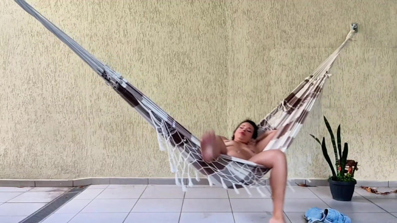 Espuleta: Sexy brunetka se předvádí na dvorku a masturbuje v houpací...