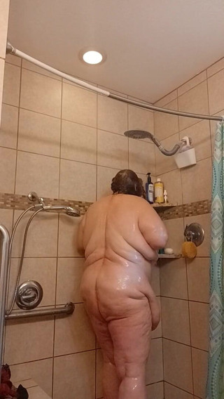 BBW nurse Vicki adventures with friends: पसीने से तर नर्स Vicki को शॉवर की जरूरत है