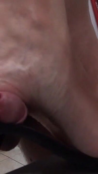 Une femme sexy marche sur une bite avec des talons hauts !