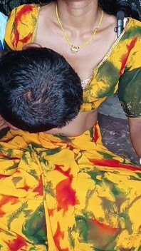 Der ältere stiefbruster schob seinen großen, dicken schwanz voll in die enge, kleine muschi seiner verheirateten jüngeren stiefschwester., desi porno-video