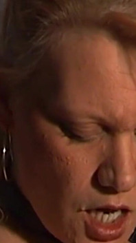 Madura milf suporta jogo de cera e anal profundo